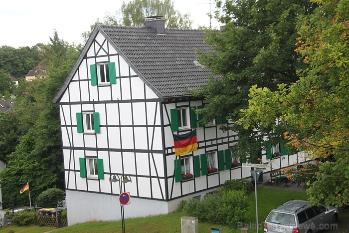 Sakarā ar Eiropas futbola čempionātu arī Gruiten ciems ir izrotāts vācu karoga krāsās 78244