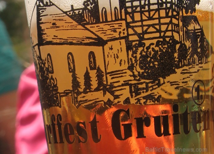 Vācijas ciema Gruiten ciema svētki - speciāli ciema svētkiem ir sagatavotas alus glāzes 78255