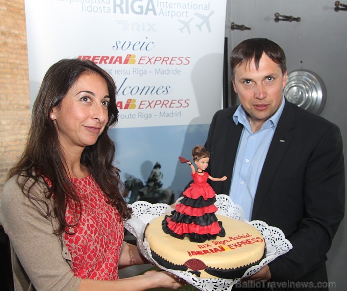 Lidosta Rīga valdes loceklis Aldis Mūrnieks un lidsabiedrības Iberia Express komercdirektore Silvia Mosquera svinīgi atklāj šo maršrutu 78271