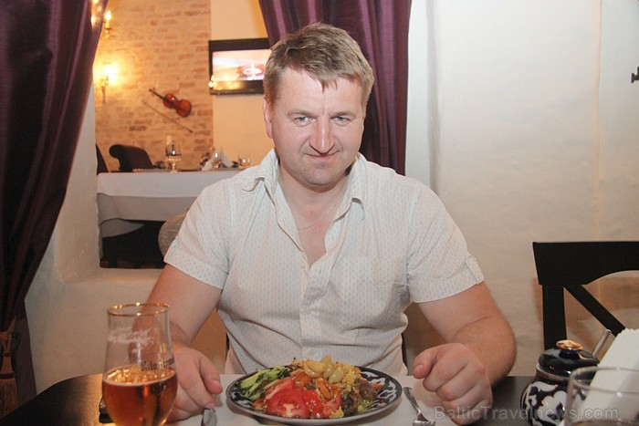 BalticTravelnews.com direktors Aivars Mackevičs bauda Jūrmalas jaunā restorāna Uzbekistāna viesmīlību 78314