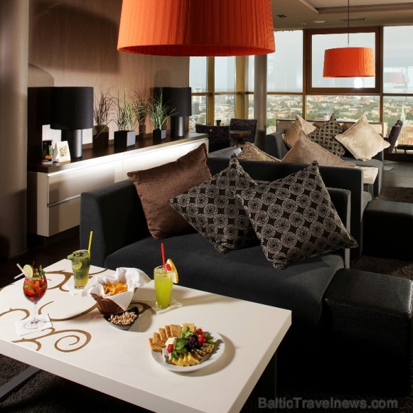 Viesnīcas Radisson Blu Hotel Latvija bārs Skyline saņēma portāla TripAdvisor izcilības sertifikātu