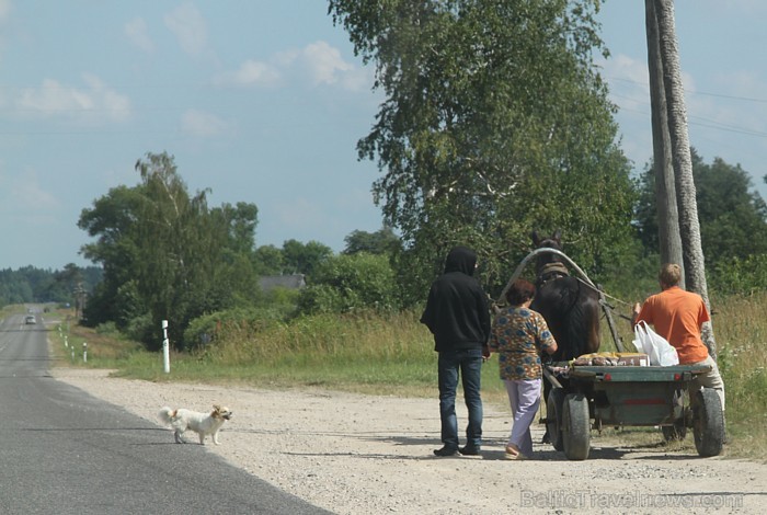 Pamazām izzūdoša Latgales lauku ainava, kad cilvēki iepirkties uz veikalu brauc ar zirga pajūgu 78670
