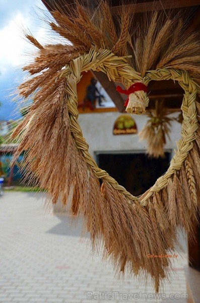 Salmu darbnīca, muzejs-vieta, kur salmi pārtop brīnumainās skulptūrās, lellēs, suvenīros.
Foto:Salmu lietas www.salmulietas.lv Salmu darbnīca, muzejs-vieta, kur salmi pārtop brīnumainās skulptūrās, lellēs, suvenīros.
Foto:Salmu lietas www.salmulietas.lv 78699