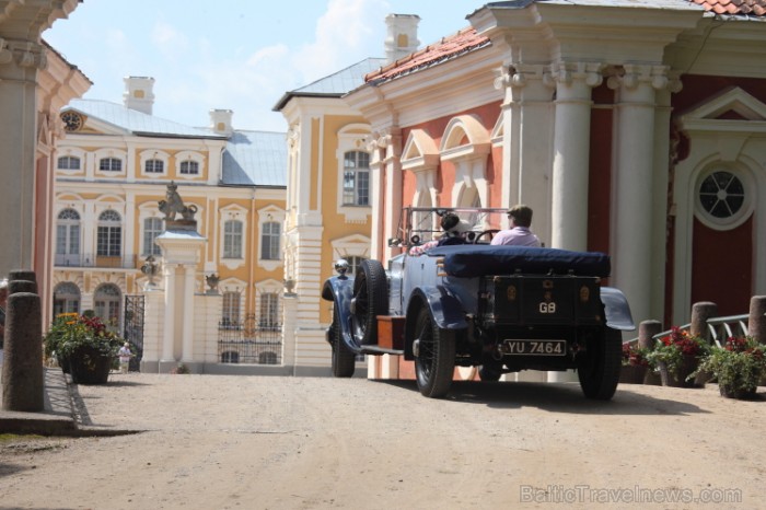 Rundālē ierodas britu autoklubs ar pirmskara «Rolls Royce» automašīnām Foto: Juris Ķilkuts www.fotoatelje.lv 78838