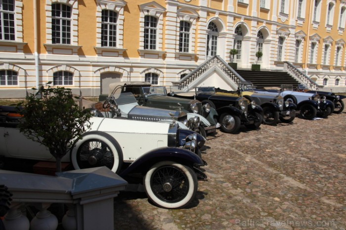 Rundālē ierodas britu autoklubs ar pirmskara «Rolls Royce» automašīnām Foto: Juris Ķilkuts www.fotoatelje.lv 78846
