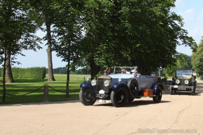 Rundālē ierodas britu autoklubs ar pirmskara «Rolls Royce» automašīnām Foto: Juris Ķilkuts www.fotoatelje.lv 78851