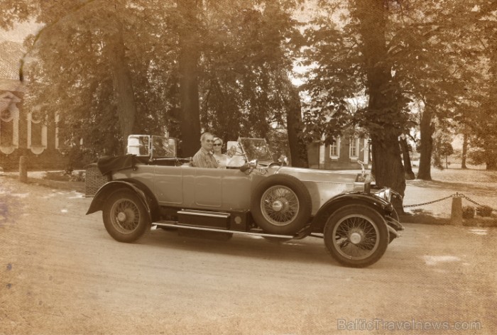 Rundālē ierodas britu autoklubs ar pirmskara «Rolls Royce» automašīnām Foto: Juris Ķilkuts www.fotoatelje.lv 78852