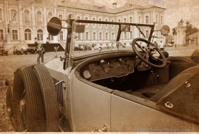 Rundālē ierodas britu autoklubs ar pirmskara «Rolls Royce» automašīnām Foto: Juris Ķilkuts www.fotoatelje.lv 78863