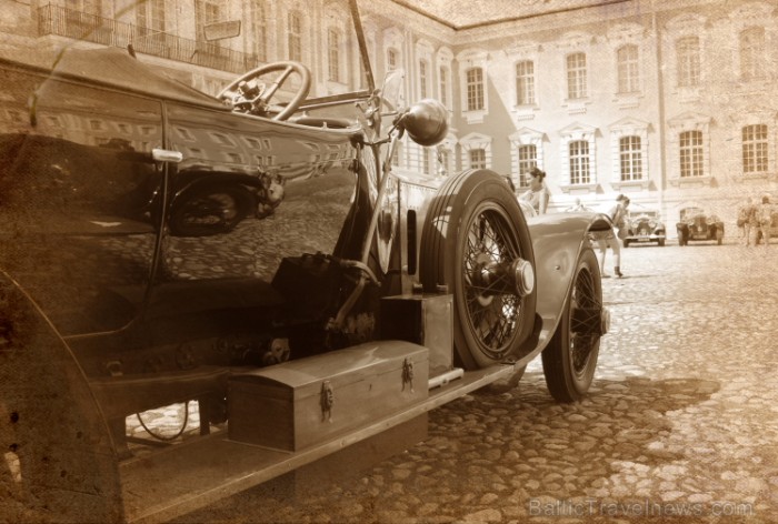 Rundālē ierodas britu autoklubs ar pirmskara «Rolls Royce» automašīnām Foto: Juris Ķilkuts www.fotoatelje.lv 78865
