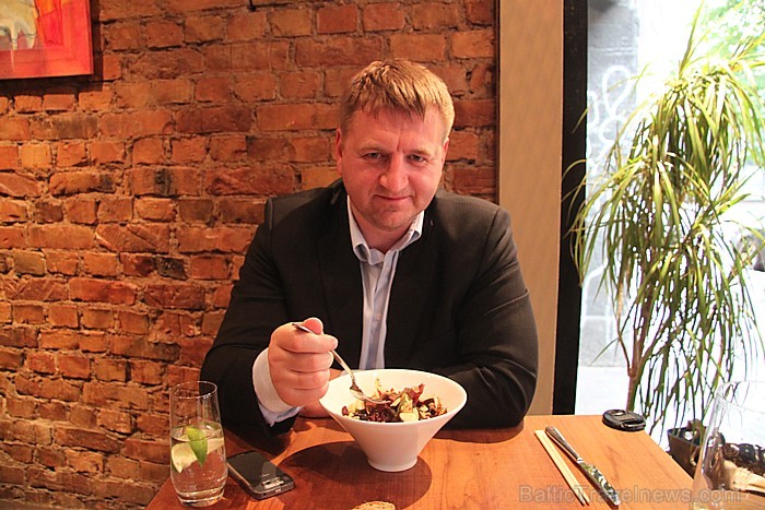 BalticTravelnews.com direktors Aivars Mackevičs izbauda restorāna Umami atmosfēru un atzīst, ka te ir ļoti jauki 79344