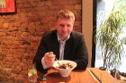 BalticTravelnews.com direktors Aivars Mackevičs izbauda restorāna Umami atmosfēru un atzīst, ka te ir ļoti jauki 9