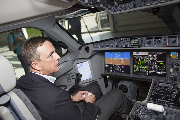 airBaltic demonstrē Bombardier Cseries 300 lidmašīnas pilotu kabīnes modeli Foto: Ingus Evertovskis, www.fotoprojekts.lv 79477