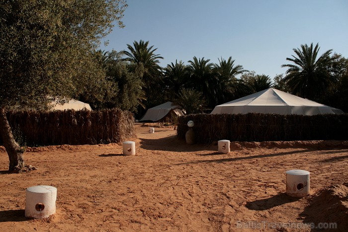 Ceļotāji nakšņošanai Tunisijā izvēlas pieczvaigžņu beduīnu teltis Yadis Ksar Ghilane www.yadis.com 79522