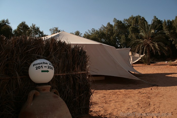 Ceļotāji nakšņošanai Tunisijā izvēlas pieczvaigžņu beduīnu teltis Yadis Ksar Ghilane www.yadis.com 79523