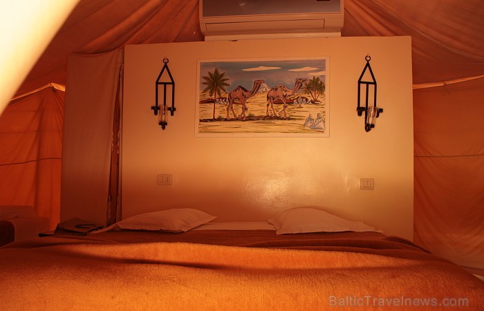 Ceļotāji nakšņošanai Tunisijā izvēlas pieczvaigžņu beduīnu teltis Yadis Ksar Ghilane www.yadis.com 79528
