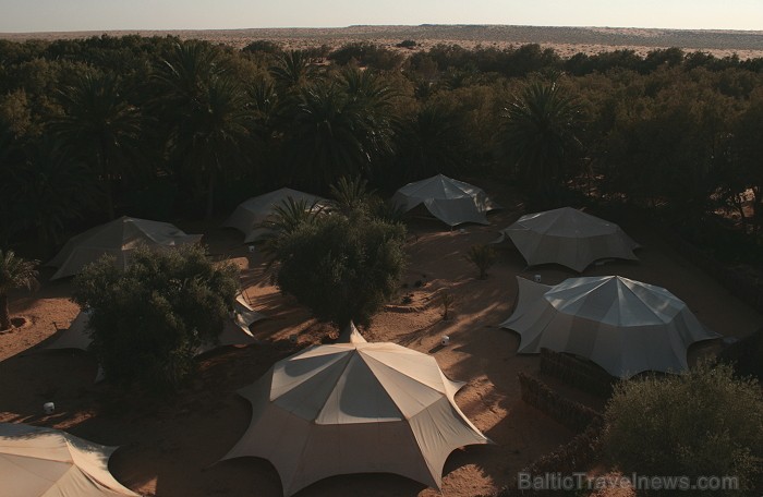 Ceļotāji nakšņošanai Tunisijā izvēlas pieczvaigžņu beduīnu teltis Yadis Ksar Ghilane www.yadis.com 79534