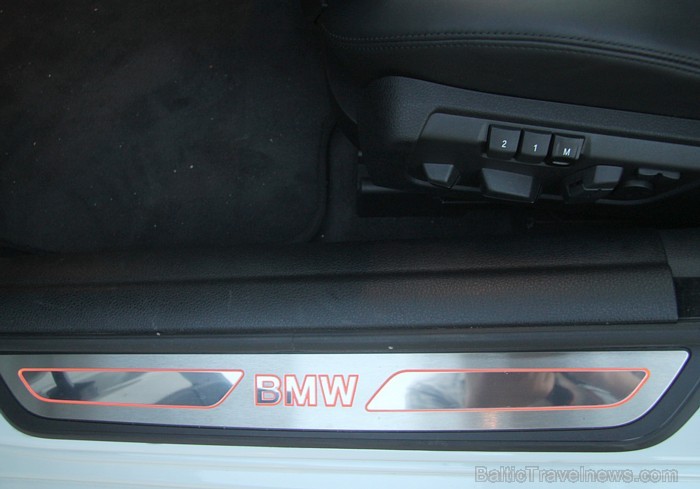 BMW Gran Coupe 640i durvju slieksnis burvīgi izskatās nakts izskatā, kas ir smalki izgaismots un iezīmē eleganci pirms iekāpšanas auto BMW Gran Coupe 640i durvju slieksnis burvīgi izskatās nakts izskatā, kas ir smalki izgaismots un iezīmē eleganci pirms iekāpšanas auto 79771