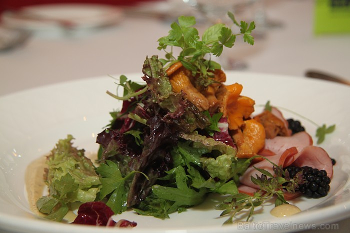 Viegli marinētu gaileņu salāti ar kazenēm, ķirštomātiņiem un
krējuma-garšaugu mērcīti - www.hotelavalon.eu 79782