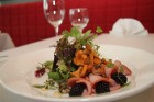 Viegli marinētu gaileņu salāti ar kazenēm, ķirštomātiņiem un
krējuma-garšaugu mērcīti
 = www.hotelavalon.eu 6