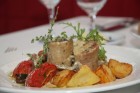 Cūkgaļas filejas rullīši ar dārzeņu-siera pildījumu, sēņu mērcīti un 
krāsnī ceptiem rozmarīna kartupelīšiem
 - www.hotelavalon.eu 15