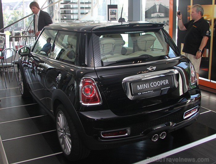 MINI Cooper S Goodwood ir aizceļojis viens uz Lietuvu un viens uz Latviju, kura cena Latvijā ir 50 324 eiro MINI Cooper S Goodwood ir aizceļojis viens uz Lietuvu un viens uz Latviju, kura cena Latvijā ir 50 324 eiro