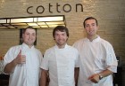 Rīgas restorāna «Cotton» šefpavārs Heinrihs Erhads (vidū) kopā ar saviem kolēģiem rūpējas par viesu labsajūtu 21