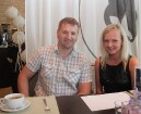 BalticTravelnews.com direktors Aivars Mackevičs un restorāna Cotton vadītāja Inese Zača apspriež ēdienkartes nianses un restorāna piedāvājumu 23