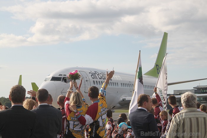 Divkārtējā olimpiskā čempiona Māra Štromberga sagaidīšana 13.08.2012 starptautiskajā lidostā Rīga Divkārtējā olimpiskā čempiona Māra Štromberga sagaidīšana 13.08.2012 starptautiskajā lidostā Rīga 80265