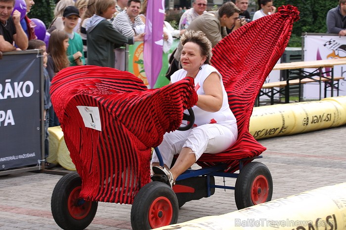 Atraktīvais kājminamo braucamrīku festivāls Baltcom Cartoon rallijs 2012 priecē ar kāšņiem spēkratiem Foto: www.parstipru.lv 80724