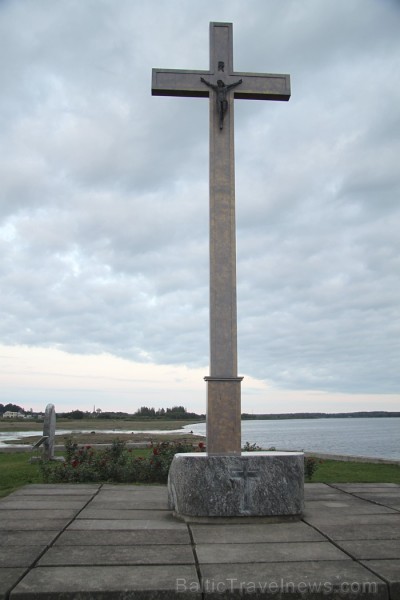 Šobrīd salā ir uzstādīts 10 m augsts metāla krusts (mākslinieks E. Samovičs) un akmens altāris (tēlnieks J. Karlovs). Foto sponsors: www.meidrops.lv 80779