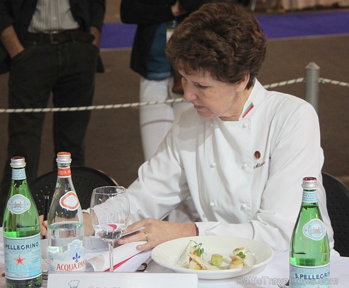 Jauno pavāru konkursa «Latvijas pavārzellis 2012» žūrijas locekle no Lietuvas - Aldona Gečiene. Foto sponsors: www.kalkuvarti.lv Jauno pavāru konkursa «Latvijas pavārzellis 2012» žūrijas locekle no Lietuvas - Aldona Gečiene. Foto sponsors: www.kalkuvarti.lv 81698