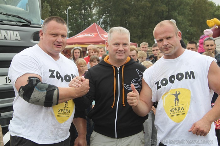 Brāļi Ivars un Agris Kazeļņiki 8.09.2012 spēkavīru rekorddienā pie tirdzniecības centra Zoom uzstādīja jaunu pasaules rekordu, piecu metru garumā pave Brāļi Ivars un Agris Kazeļņiki 8.09.2012 spēkavīru rekorddienā pie tirdzniecības centra Zoom uzstādīja jaunu pasaules rekordu, piecu metru garumā pave 81714