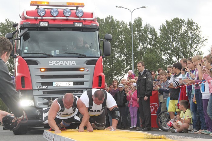Brāļi Ivars un Agris Kazeļņiki pie tirdzniecības centra Zoom uzstāda jaunu pasaules rekordu, piecu metru garumā pavelkot 106 tonnas smagu Scania mašīn Brāļi Ivars un Agris Kazeļņiki pie tirdzniecības centra Zoom uzstāda jaunu pasaules rekordu, piecu metru garumā pavelkot 106 tonnas smagu Scania mašīn 81717