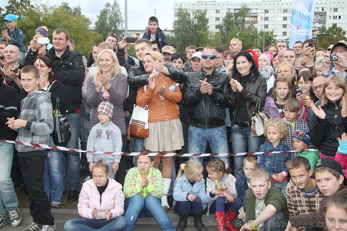 Brāļi Ivars un Agris Kazeļņiki pie tirdzniecības centra Zoom uzstāda jaunu pasaules rekordu. Foto sponsors: www.parstipru.lv Brāļi Ivars un Agris Kazeļņiki pie tirdzniecības centra Zoom uzstāda jaunu pasaules rekordu. Foto sponsors: www.parstipru.lv 81720