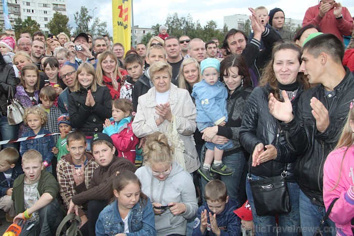 Brāļi Ivars un Agris Kazeļņiki pie tirdzniecības centra Zoom uzstāda jaunu pasaules rekordu. Foto sponsors: www.parstipru.lv Brāļi Ivars un Agris Kazeļņiki pie tirdzniecības centra Zoom uzstāda jaunu pasaules rekordu. Foto sponsors: www.parstipru.lv 81721