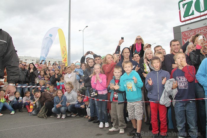 Brāļi Ivars un Agris Kazeļņiki pie tirdzniecības centra Zoom uzstāda jaunu pasaules rekordu. Foto sponsors: www.parstipru.lv Brāļi Ivars un Agris Kazeļņiki pie tirdzniecības centra Zoom uzstāda jaunu pasaules rekordu. Foto sponsors: www.parstipru.lv 81723