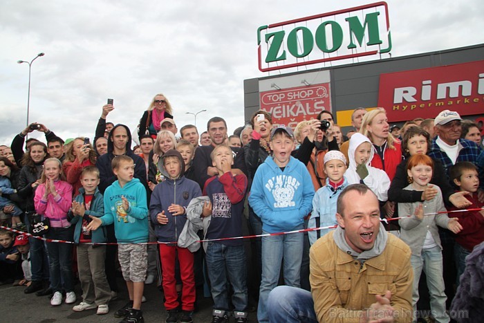 Brāļi Ivars un Agris Kazeļņiki pie tirdzniecības centra Zoom uzstāda jaunu pasaules rekordu. Foto sponsors: www.parstipru.lv Brāļi Ivars un Agris Kazeļņiki pie tirdzniecības centra Zoom uzstāda jaunu pasaules rekordu. Foto sponsors: www.parstipru.lv 81726
