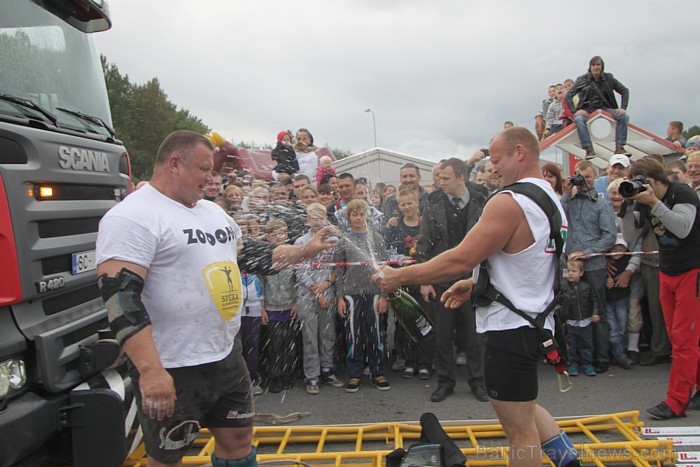 Brāļi Ivars un Agris Kazeļņiki pie tirdzniecības centra Zoom uzstāda jaunu pasaules rekordu. Foto sponsors: www.parstipru.lv Brāļi Ivars un Agris Kazeļņiki pie tirdzniecības centra Zoom uzstāda jaunu pasaules rekordu. Foto sponsors: www.parstipru.lv 81730