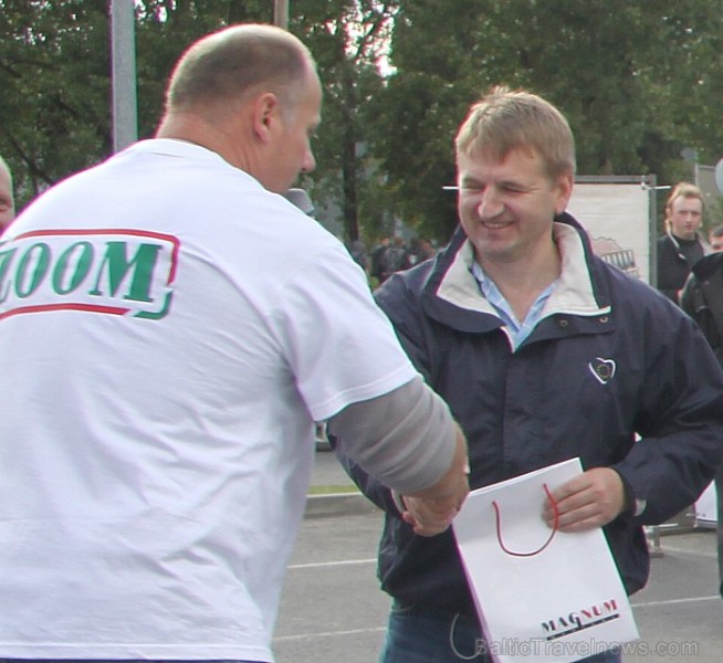 Par 6,5 sekundēm tiek nopelnīta pieklājīga sponsoru balva un to pasniedz Latvijas galvenais spēkavīrs Raimonds Bergmanis Par 6,5 sekundēm tiek nopelnīta pieklājīga sponsoru balva un to pasniedz Latvijas galvenais spēkavīrs Raimonds Bergmanis 81745