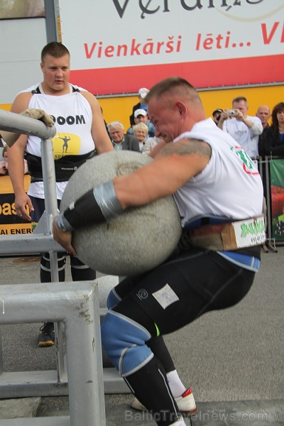 Spēkavīru sacīkstes 8.09.2012 - 180 kg smagas lodes pārvelšana pāri 130 cm augstam šķērslim. Foto sponsors: www.parstipru.lv Spēkavīru sacīkstes 8.09.2012 - 180 kg smagas lodes pārvelšana pāri 130 cm augstam šķērslim. Foto sponsors: www.parstipru.lv 81750