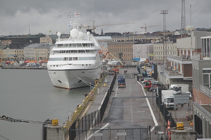 Helsinki daudziem ceļotājiem pazīstama ar pasaules līmeņa modernajiem prāmju termināliem. Silja Europa, Silja Serenade, Silja Symphony ir vieni lielāk 81856
