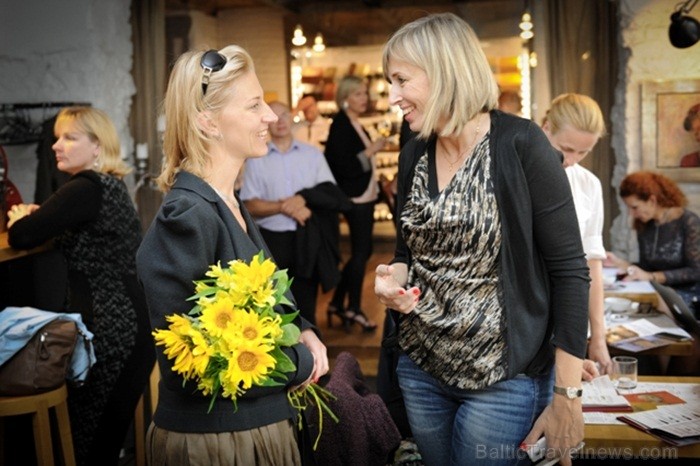 Vīna Studijā tika atklāta gleznotāju Gitas Šmites un Laimas Bikšes izstāde Gleznas. Tajā apskatāmi 12 darbi, kas tapuši šīs vasaras laikā. Foto:www.vi Vīna Studijā tika atklāta gleznotāju Gitas Šmites un Laimas Bikšes izstāde Gleznas. Tajā apskatāmi 12 darbi, kas tapuši šīs vasaras laikā. Foto:www.vi 81902