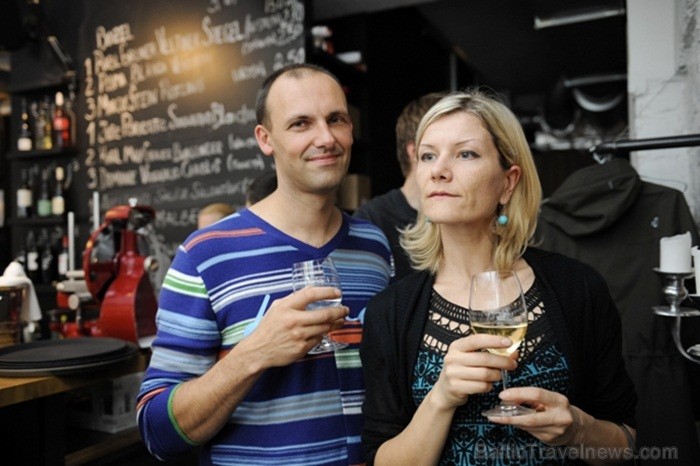 Vīna Studijā tika atklāta gleznotāju Gitas Šmites un Laimas Bikšes izstāde Gleznas. Tajā apskatāmi 12 darbi, kas tapuši šīs vasaras laikā. Foto:www.vi Vīna Studijā tika atklāta gleznotāju Gitas Šmites un Laimas Bikšes izstāde Gleznas. Tajā apskatāmi 12 darbi, kas tapuši šīs vasaras laikā. Foto:www.vi 81907