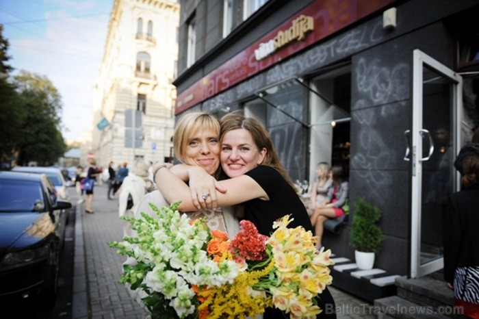 Vīna Studijā tika atklāta gleznotāju Gitas Šmites un Laimas Bikšes izstāde Gleznas. Tajā apskatāmi 12 darbi, kas tapuši šīs vasaras laikā. Foto:www.vi Vīna Studijā tika atklāta gleznotāju Gitas Šmites un Laimas Bikšes izstāde Gleznas. Tajā apskatāmi 12 darbi, kas tapuši šīs vasaras laikā. Foto:www.vi 81913