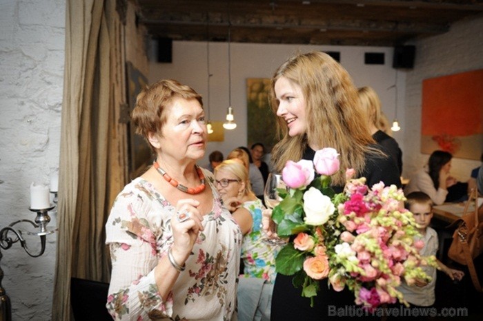Vīna Studijā tika atklāta gleznotāju Gitas Šmites un Laimas Bikšes izstāde Gleznas. Tajā apskatāmi 12 darbi, kas tapuši šīs vasaras laikā. Foto:www.vi Vīna Studijā tika atklāta gleznotāju Gitas Šmites un Laimas Bikšes izstāde Gleznas. Tajā apskatāmi 12 darbi, kas tapuši šīs vasaras laikā. Foto:www.vi 81914