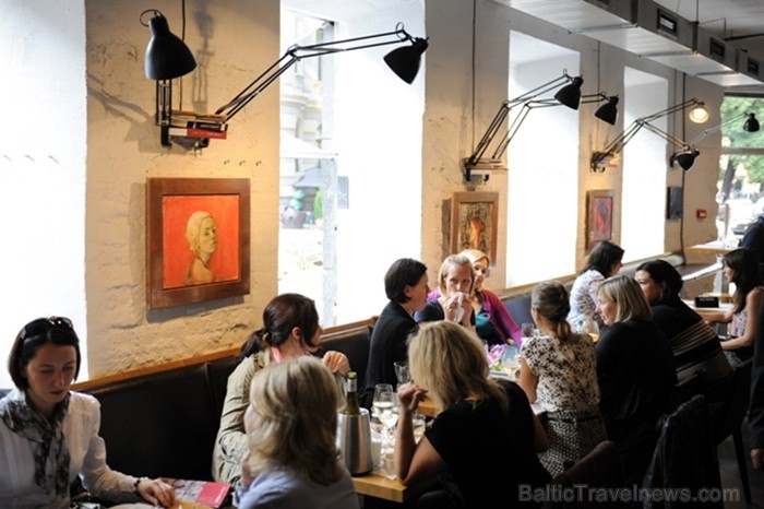 Vīna Studijā tika atklāta gleznotāju Gitas Šmites un Laimas Bikšes izstāde Gleznas. Tajā apskatāmi 12 darbi, kas tapuši šīs vasaras laikā. Foto:www.vi Vīna Studijā tika atklāta gleznotāju Gitas Šmites un Laimas Bikšes izstāde Gleznas. Tajā apskatāmi 12 darbi, kas tapuši šīs vasaras laikā. Foto:www.vi 81916