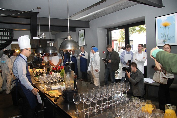 Jaunā Mercedes A-klase prezentējas vīna bārā un restorānā «Garage» Foto sponsors: www.garage.lv 82043