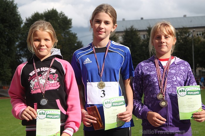 Ogres SC vieglatlētikas sacensībās «Iesildāmies rudenim» 14.09.2012 skolēni cīnās par medaļām. Foto sponsors: www.LatvijasCentrs.lv Ogres SC vieglatlētikas sacensībās «Iesildāmies rudenim» 14.09.2012 skolēni cīnās par medaļām. Foto sponsors: www.LatvijasCentrs.lv 82102