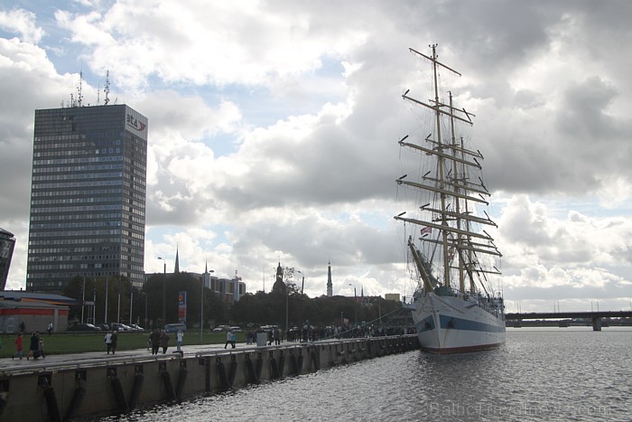 Trīsmastu burinieks Mir ir Admirāļa Makarova vārdā nosauktās Sanktpēterburgas Jūras akadēmijas mācību kuģis, kas uzbūvēts 1987.gadā Gdaņskas kuģu būvē 82885