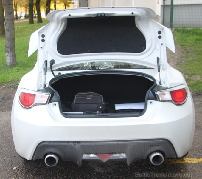 Testa Subaru BRZ Sport bagāžnieks nevar lepoties ar īpašu ietilpību, taču 4 biznesa klases somas tiks iekšā bez problēmām. Foto sponsors: www.subaru-l 83143
